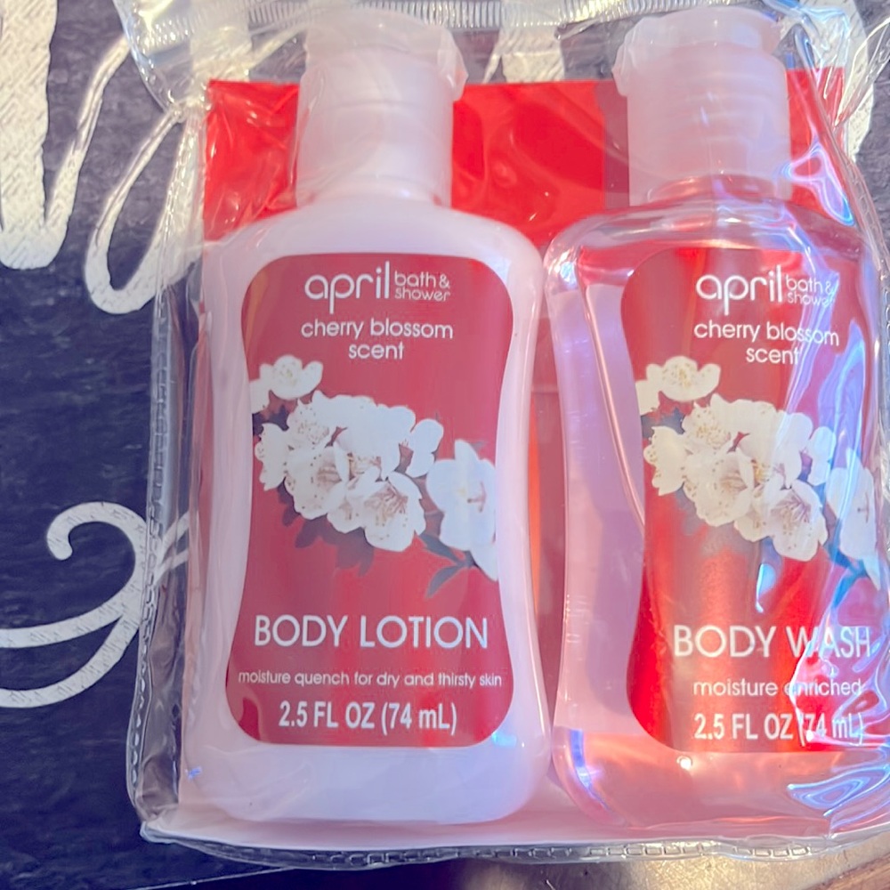 Body wash and lotion set travel size